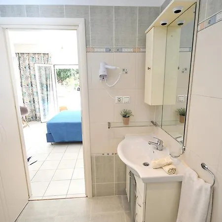 Angels Pool And Inn 2*